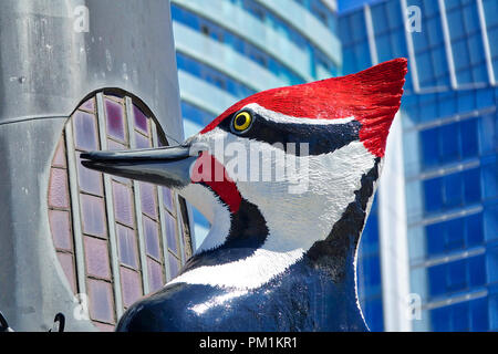 Toronto, Canada - 20 juin 2018 : Sculpture de woodpecker sur perche au Metro Toronto Convention Centre Banque D'Images