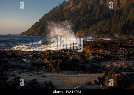 Les vagues de l'océan Crash à Thor's bien, Oregon Banque D'Images