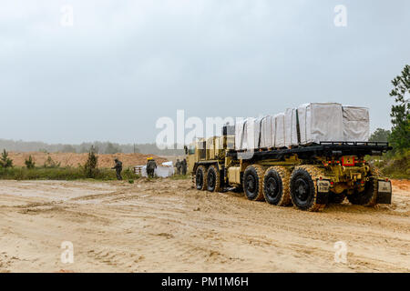Les soldats de la Garde nationale de Caroline du Sud et L.C. (Ministère des Transports remplir des sacs de sable en prévision de possibles inondations causées par la tempête tropicale Florence, le 15 septembre 2018. Environ 3 200 soldats et aviateurs ont été mobilisés pour préparer, de répondre et de participer aux efforts de rétablissement les prévisionnistes comme la tempête tropicale Florence a le potentiel de causer des inondations et des dommages de l'état comme la tempête fait toucher terre près de la Caroline du Nord et de la côte est. (U.S. Photo de la Garde nationale par le sergent. Jorge Intriago) Banque D'Images