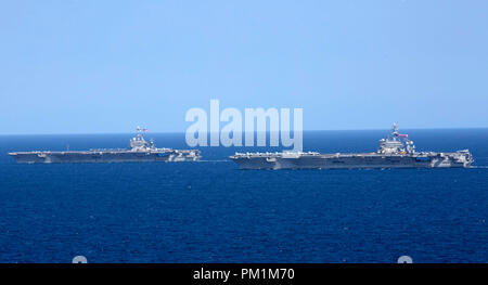 180830-N-CT127-2108 de l'OCÉAN ATLANTIQUE (Aug. 30, 2018) Le porte-avions de classe Nimitz USS ABRAHAM LINCOLN (CVN 72) et l'USS Harry S. Truman (CVN 75) transit l'océan Atlantique. L'USS Abraham Lincoln et l'USS Harry S. Truman Strike Group participent au maintien en puissance et le transporteur à deux opérations de qualification dans l'océan Atlantique. En plus de démontrer la flexibilité inhérente de la Marine et de l'évolutivité, cette évolution est l'occasion d'effectuer des analyses complexes, multi-unité maritime la formation afin d'améliorer l'interopérabilité et la préparation au combat, et préparer la na Banque D'Images