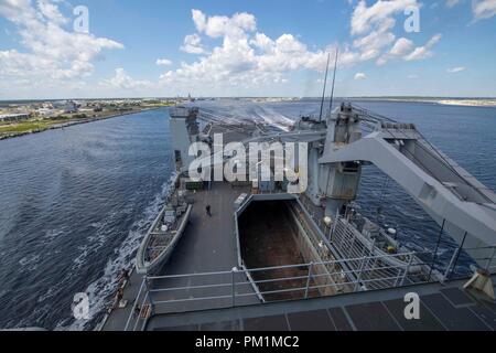 180916-N-GX781-0141 MAYPORT, Floride (sept. 16, 2018) Le Island-Class Whidbey Landing Ship Dock USS Gunston Hall (LSD 44) est en cours à la suite d'un service au port. Le navire est en déploiement des Mers du Sud, qui est un déploiement de collaboration annuel dans le U.S. Southern Command zone de responsabilité où un groupe se déployer pour effectuer une variété d'exercices et échanges multinationales d'accroître l'interopérabilité, d'accroître la stabilité régionale, et de construire et maintenir des relations régionales avec les pays de la région par des multinationales, et interagences exchan Banque D'Images