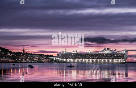 Cobh. L'Irlande. 12 Septembre, 2017. La princesse des Caraïbes de croisière arrive à l'aube pour sa dernière visite de la saison à Cobh Co. Cork. Banque D'Images