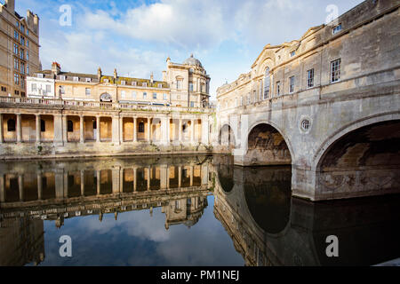 Vue sur Pultney Bridge dans la baignoire, sur une belle journée avec des reflets dans l'eau Banque D'Images