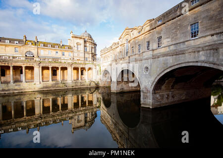 Vue sur Pultney Bridge dans la baignoire, sur une belle journée avec des reflets dans l'eau Banque D'Images