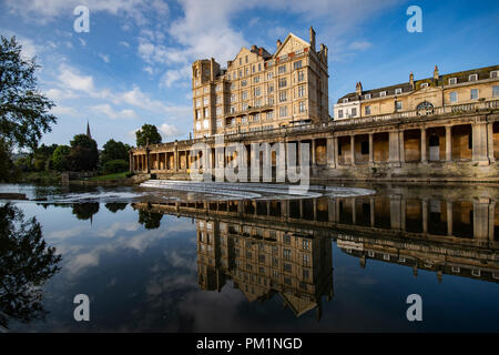 Vue sur Pultney Bridge dans la baignoire, sur une belle journée avec des reflets dans l'eau Banque D'Images