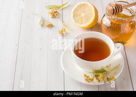 Plateau avec Linden, miel et citron. Le plateau sur le lit, le concept de la traitement du rhume Banque D'Images