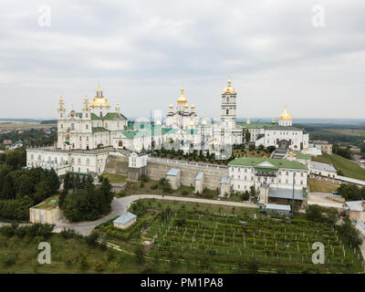 Vue aérienne de plus grande église orthodoxe du monastère et complexes - La Dormition Pochayiv Lavra a été fondée sur une montagne près de la ville de Novy dans Pochaev Banque D'Images