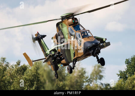 Un Eurocopter Tigre quatre pales, bi-moteur de l'hélicoptère de l'armée française à la base aérienne d'Oostende en Belgique. Banque D'Images