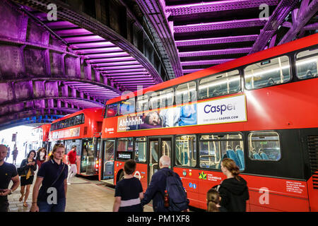 Londres Angleterre,Royaume-Uni,Royaume-Uni Grande-Bretagne,South Bank,Lambeth,Westminster Road tunnel Arch underpass,installation d'éclairage,bus double-decker,publii Banque D'Images