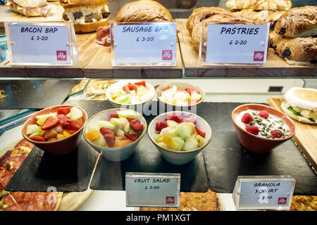 Londres Angleterre, Royaume-Uni Grande-Bretagne, South Bank, illy Caffe, café italien, café, vente de nourriture, petit déjeuner bacon saucisse sandwich, pâtes Banque D'Images