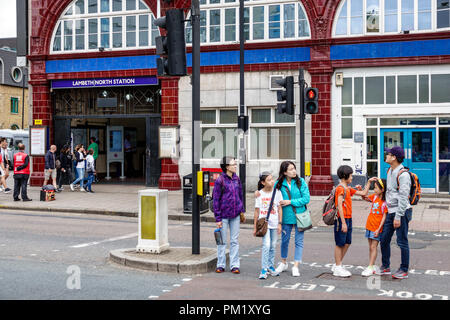 Londres Angleterre,Royaume-Uni,South Bank,Lambeth North Metro Station métro métro tube métro, entrée avant, Street Crossing, homme hommes, femme femmes, g Banque D'Images