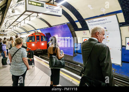 Londres Angleterre,Royaume-Uni,South Bank,Lambeth North Metro Station métro tube métro, plate-forme, train d'arrivée, homme hommes, femme femmes, transport Banque D'Images