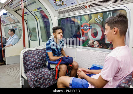 Londres Angleterre,Royaume-Uni,South Bank,Lambeth North Metro Station métro tube métro, train, intérieur, Black boy garçons, homme enfant enfant enfant enfant childre Banque D'Images