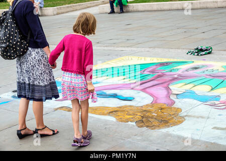 Londres Angleterre,Royaume-Uni,Trafalgar Square,National Gallery,plaza,Street art,craie pavement mural,femme femme femmes,filles,enfant enfants enfants enfants petits Banque D'Images