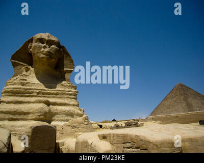 Close up sur le Grand Sphinx de Gizeh, en Egypte dans une zone à accès limité. C'est une destination touristique majeure et site archéologique important. Banque D'Images