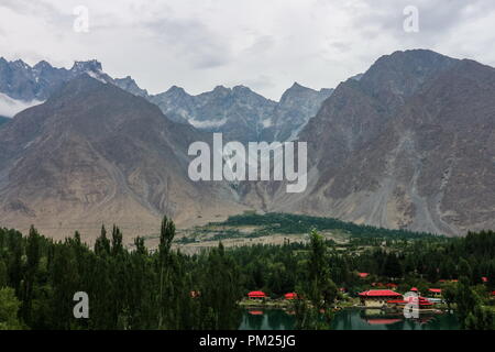 Hotel Shangrila Kachura lake Skardu Pakistan Banque D'Images