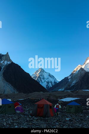 K2 et le Broad Peak de Concordia dans le Karakorum Montagnes Pakistan Banque D'Images