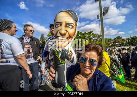 Sao Paulo, Brésil. 16 Sep 2018. Les partisans de la droite brésilienne candidate présidentielle Jaïr Bolsonaro rassembler le 16 septembre 2018 en face de l'hôpital Israelita Albert Einstein à Sao Paulo, Brésil, après qu'il a été annoncé que leur chef poignardé a quitté l'unité de soins intensifs. Credit : ZUMA Press, Inc./Alamy Live News Banque D'Images