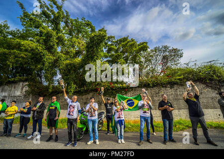 Sao Paulo, Brésil. 16 Sep 2018. Les partisans de la droite brésilienne candidate présidentielle Jaïr Bolsonaro rassembler le 16 septembre 2018 en face de l'hôpital Israelita Albert Einstein à Sao Paulo, Brésil, après qu'il a été annoncé que leur chef poignardé a quitté l'unité de soins intensifs. Credit : ZUMA Press, Inc./Alamy Live News Banque D'Images