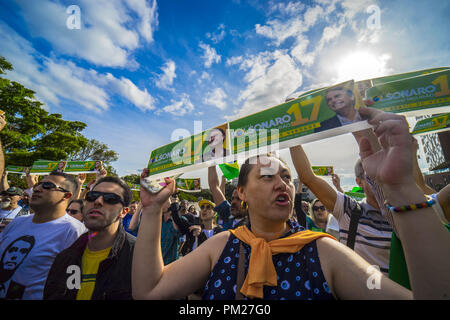 Sao Paulo, Brésil. 16 Sep 2018. Les partisans de la droite brésilienne candidate présidentielle Jaïr Bolsonaro rassembler le 16 septembre 2018 en face de l'hôpital Israelita Albert Einstein à Sao Paulo, Brésil, après qu'il a été annoncé que leur chef poignardé a quitté l'unité de soins intensifs. Credit : ZUMA Press, Inc./Alamy Live News Banque D'Images