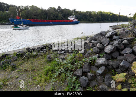 04 septembre 2018, le Schleswig-Holstein, Landwehr : 04 septembre 2018, l'Allemagne, un pétrolier : Landwehr fonctionne sur le Canal de Kiel à la station de ferry de Landwehr. (Sur 'DPA Expansion du canal de Kiel se prolonge dans les années 30') Photo : Carsten Rehder/dpa Banque D'Images