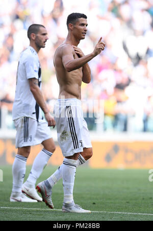 Turin, Italie. 16 Sep, 2018. La Juventus FC' Cristiano Ronaldo (R) la hauteur de gauche après la Serie A match de foot entre FC Juventus et Torino à Turin, Italie, le 16 septembre 2018. La Juventus FC a gagné 2-1. Credit : Alberto Lingria/Xinhua/Alamy Live News Banque D'Images