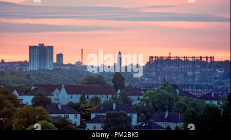 Glasgow, Écosse, Royaume-Uni, 17 Septembre, 2018. UK Météo : temps orageux de l'avant comme une aube du ciel rouge le matin avant l'incendie Helene tempête frappe la ville au temple kelvindale gazomètre m les tours de Maryhill et l'est de la ville comme le soleil du matin réchauffe le ciel du matin. Gérard Ferry/Alamy news Crédit : Gérard ferry/Alamy Live News Banque D'Images