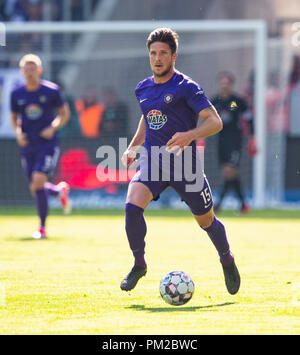 Aue, Saxe. 16 Sep, 2018. Soccer : 2ème Bundesliga, Erzgebirge Aue - FC St Pauli, Journée 5, dans le Sparkassen-Erzgebirgsstadion. Uae Dennis Kempe sur la balle. Crédit : Robert Michael/DPA - WICHTIGER HINWEIS : gemäß den Vorgaben der DFL Deutsche Fußball Liga bzw. des DFB Deutscher Fußball-Bund es ist untersagt, en dem Stadion und/oder vom Spiel von angefertigte Sequenzbildern Fotoaufnahmen en forme und/oder videoähnlichen Fotostrecken zu verkaufen bzw. veräussern zu lassen./dpa/Alamy Live News Banque D'Images