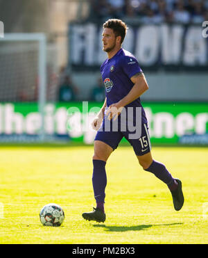 Aue, Saxe. 16 Sep, 2018. Soccer : 2ème Bundesliga, Erzgebirge Aue - FC St Pauli, Journée 5, dans le Sparkassen-Erzgebirgsstadion. Uae Dennis Kempe sur la balle. Crédit : Robert Michael/DPA - WICHTIGER HINWEIS : gemäß den Vorgaben der DFL Deutsche Fußball Liga bzw. des DFB Deutscher Fußball-Bund es ist untersagt, en dem Stadion und/oder vom Spiel von angefertigte Sequenzbildern Fotoaufnahmen en forme und/oder videoähnlichen Fotostrecken zu verkaufen bzw. veräussern zu lassen./dpa/Alamy Live News Banque D'Images