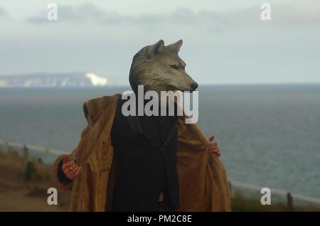 Boscombe, Dorset, UK. 16 Sep, 2018. Le groupe arts français 'Les souffleurs commandos poétiques" par "le retour du loup en Angleterre' effectuer à ce ans événements étant mis sur pied par l'intérieur de Dorset, une société d'événements artistiques. L'événement sur Boscombe front de mer était de mettre en évidence le langage utilisé pour décrire les immigrants par certains articles de la presse. 'Animal' Casques gesticuler une pensée du monde contemporain. Credit : Haydn Wheeler/Alamy Live News Banque D'Images