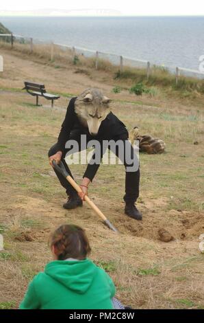 Boscombe, Dorset, UK. 16 Sep, 2018. Le groupe arts français 'Les souffleurs commandos poétiques" par "le retour du loup en Angleterre' effectuer à ce ans événements étant mis sur pied par l'intérieur de Dorset, une société d'événements artistiques. L'événement sur Boscombe front de mer était de mettre en évidence le langage utilisé pour décrire les immigrants par certains articles de la presse. 'Animal' Casques gesticuler une pensée du monde contemporain. Credit : Haydn Wheeler/Alamy Live News Banque D'Images