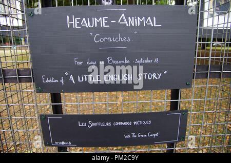 Boscombe, Dorset, UK. 16 Sep, 2018. Le groupe arts français 'Les souffleurs commandos poétiques" par "le retour du loup en Angleterre' effectuer à ce ans événements étant mis sur pied par l'intérieur de Dorset, une société d'événements artistiques. L'événement sur Boscombe front de mer était de mettre en évidence le langage utilisé pour décrire les immigrants par certains articles de la presse. 'Animal' Casques gesticuler une pensée du monde contemporain. Credit : Haydn Wheeler/Alamy Live News Banque D'Images