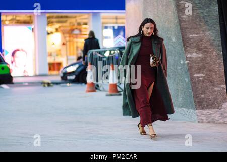 Un showgoer chic arrivant à l'Temperley London défilé lors de la London Fashion Week - le 15 septembre, 2018 - Photo : Manhattan Piste ***pour un usage éditorial uniquement*** | conditions dans le monde entier Banque D'Images