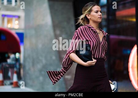 Un showgoer chic arrivant à l'Temperley London défilé lors de la London Fashion Week - le 15 septembre, 2018 - Photo : Manhattan Piste ***pour un usage éditorial uniquement*** | conditions dans le monde entier Banque D'Images