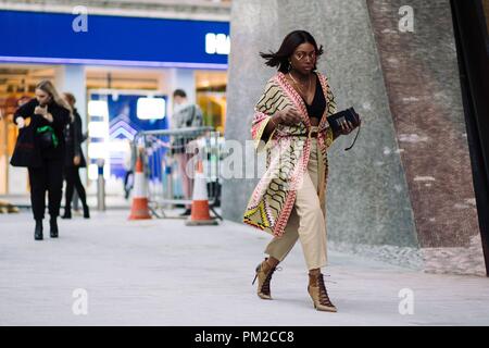 Un showgoer chic arrivant à l'Temperley London défilé lors de la London Fashion Week - le 15 septembre, 2018 - Photo : Manhattan Piste ***pour un usage éditorial uniquement*** | conditions dans le monde entier Banque D'Images