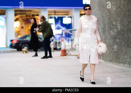 Un showgoer chic arrivant à l'Temperley London défilé lors de la London Fashion Week - le 15 septembre, 2018 - Photo : Manhattan Piste ***pour un usage éditorial uniquement*** | conditions dans le monde entier Banque D'Images