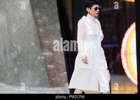 Un showgoer chic arrivant à l'Temperley London défilé lors de la London Fashion Week - le 15 septembre, 2018 - Photo : Manhattan Piste ***pour un usage éditorial uniquement*** | conditions dans le monde entier Banque D'Images