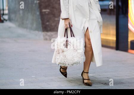 Un showgoer chic arrivant à l'Temperley London défilé lors de la London Fashion Week - le 15 septembre, 2018 - Photo : Manhattan Piste ***pour un usage éditorial uniquement*** | conditions dans le monde entier Banque D'Images