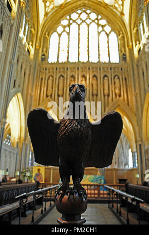 Wells, Grossbritannien. Août 13, 2018. L'intérieur de la cathédrale de style gothique de puits dans le sud de l'Angleterre - la sculpture d'un aigle, prise en août 2018 dans le monde de l'utilisation | Credit : dpa/Alamy Live News Banque D'Images