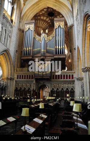 Wells, Grossbritannien. Août 13, 2018. L'intérieur de la cathédrale de style gothique de puits dans le sud de l'Angleterre - vue de l'orgue, prise en août 2018 dans le monde de l'utilisation | Credit : dpa/Alamy Live News Banque D'Images