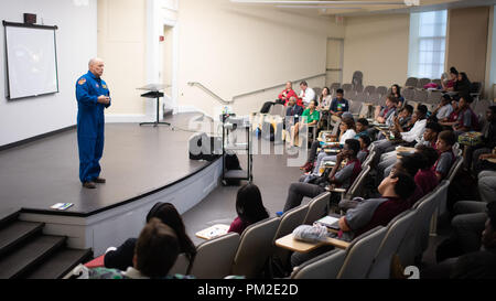 Washington, USA. 14Th Sep 2018. L'astronaute de la NASA Scott Tingle parle aux élèves à propos de son temps à bord de la Station spatiale internationale, Vendredi, Septembre 14, 2018 La technologie à McKinley High School à Washington, DC. Tingle a passé 168 jours à bord de la Station spatiale internationale dans le cadre d'expéditions 54 et 55. Crédit photo : NASA/Joel Kowsky) via la NASA Credit : NASA/globallookpress.com s/fil russe ZUMA/Alamy Live News Banque D'Images