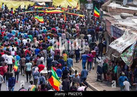 Addis Abeba, Ethiopie . 17 septembre 2018. Un grand nombre de résidents d'Addis-Abeba et les jeunes dans les rues de Piassa avec le vert, jaune et rouge du drapeau éthiopien (sans emblème) pour protester contre les troubles récents dans la ville avant et pendant le retour de la libération de l'Oromo (OLF) membres. Crédit : David Kirba/Alamy Live News Banque D'Images