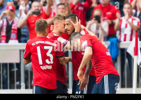 Munich, Allemagne. 15 Sep, 2018. 15.09.2018, Allianz Arena, Munich, GER, 1.FBL, FC Bayern Munich Vs. Bayer 04 Leverkusen, DFL Jubilation après le but à 1-1 par Corentin Tolisso (FCB n° 24) et Rafinha (FCB #  13) Joshua Kimmich (FCB n° 32) Robert Lewandowski (FCB #  9) Photo © nordphoto/Straubmeier | Conditions de crédit dans le monde entier : dpa/Alamy Live News Banque D'Images