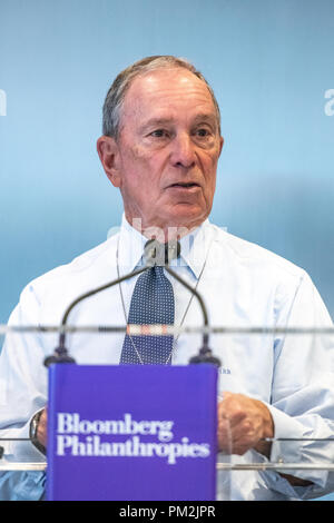 New York, États-Unis, 17 septembre 2018. Ancien maire de la ville de New York Michael Bloomberg traite d'un point de presse à propos de la Bloomberg Global Business Forum 2018. Cinquante chefs d'état de six continents sont attendus à l'événement annuel, l'accent sur le renforcement du commerce mondial et d'alliances économiques, qui aura lieu le 26 septembre aux côtés de la 73e Assemblée Générale des Nations Unies. Photo par Enrique Shore Crédit : Enrique Shore/Alamy Live News Banque D'Images