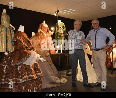 Stans, Suisse. Août 15, 2018. Martin Kamer (L) et Wolfgang Ruf (R) ont été la collecte de textiles historiques depuis des décennies. Les collecteurs sont à la recherche d'un musée pour leurs pièces. Credit : Christiane Oelrich/dpa/Alamy Live News Banque D'Images