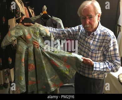 Stans, Suisse. Août 15, 2018. Collectionneur de costumes Martin Kamer montrant une robe de l'enfant à partir de 1710 autour de lui et son collègue W. le RUF ont été la collecte de textiles historiques depuis des décennies. Les collecteurs sont à la recherche d'un musée pour leurs pièces. Credit : Christiane Oelrich/dpa/Alamy Live News Banque D'Images