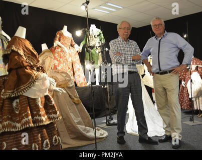 Stans, Suisse. Août 15, 2018. Martin Kamer (L) et Wolfgang Ruf (R) ont été la collecte de textiles historiques depuis des décennies. Les collecteurs sont à la recherche d'un musée pour leurs pièces. Credit : Christiane Oelrich/dpa/Alamy Live News Banque D'Images