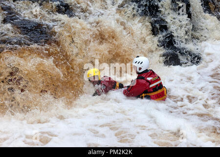 La force faible, fleuve Tees, Teesdale, County Durham, Royaume-Uni. Lundi 17 septembre 2018. Députés du comté de Durham et Darlington Fire and Rescue Service obtenir dans certains sauvetage en eau de la formation sur le fleuve Tees aujourd'hui. Des tempêtes avec Helena en raison de frapper la zone ce soir développer ces compétences est une partie essentielle de leur formation. Crédit : David Forster/Alamy Live News Banque D'Images