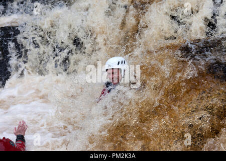 La force faible, fleuve Tees, Teesdale, County Durham, Royaume-Uni. Lundi 17 septembre 2018. Députés du comté de Durham et Darlington Fire and Rescue Service obtenir dans certains sauvetage en eau de la formation sur le fleuve Tees aujourd'hui. Des tempêtes avec Helena en raison de frapper la zone ce soir développer ces compétences est une partie essentielle de leur formation. Crédit : David Forster/Alamy Live News Banque D'Images