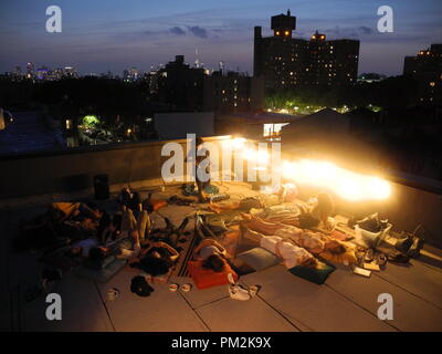 New York, USA. Le 06 août, 2018. La violoniste Andrei Matorin (C, arrière), jouer en face de vous lors d'un concert sur son toit à New York. Credit : Johannes Schmitt-Tegge/dpa/Alamy Live News Banque D'Images